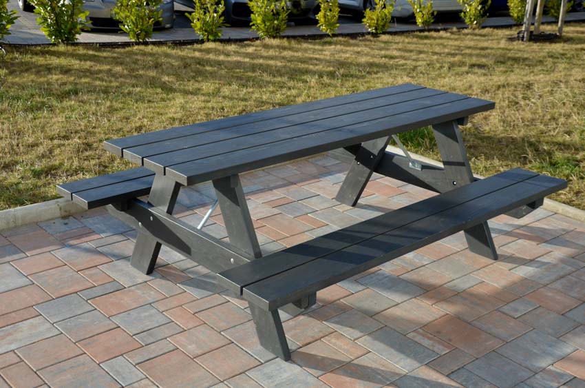 Picnic table